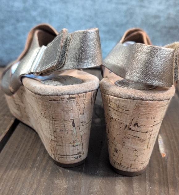 NWT Clarks Metallic Wedge Sandals 8 - Picture 5 of 8
